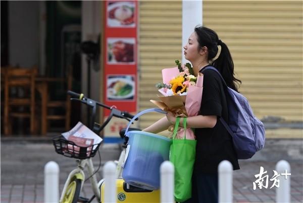 2025新奥资料正版大全和高考结束集体找妈妈与高考后和老妈准备回家